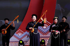 Thiếu nữ đánh đàn tính