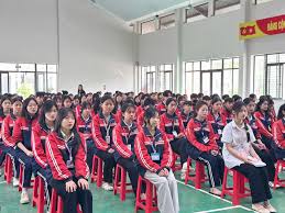 Ảnh học sinh tham gia hội diễn văn nghệ hoặc trò chơi dân gian